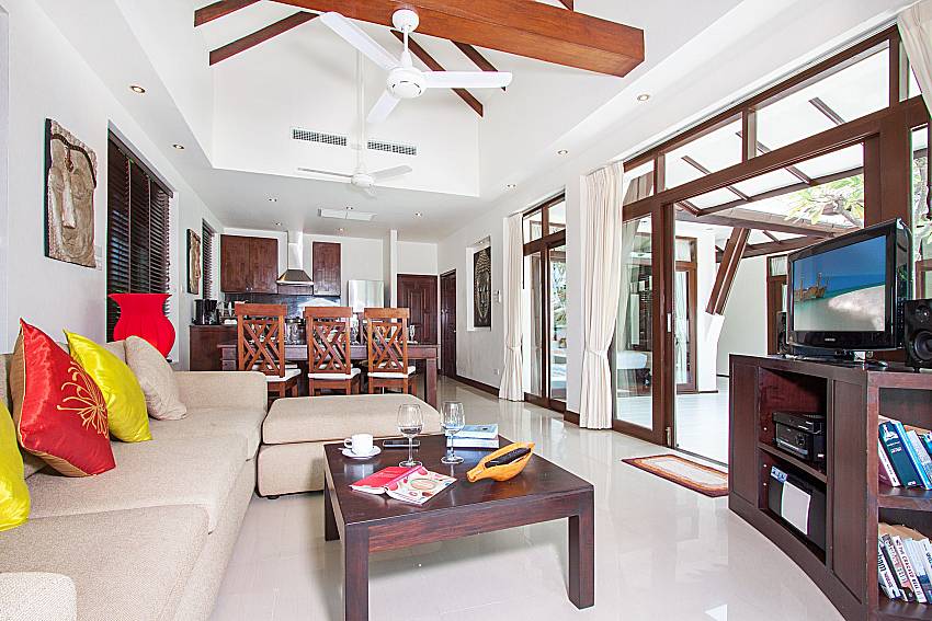 Living room with TV Blossom Dew Villa C in Samui