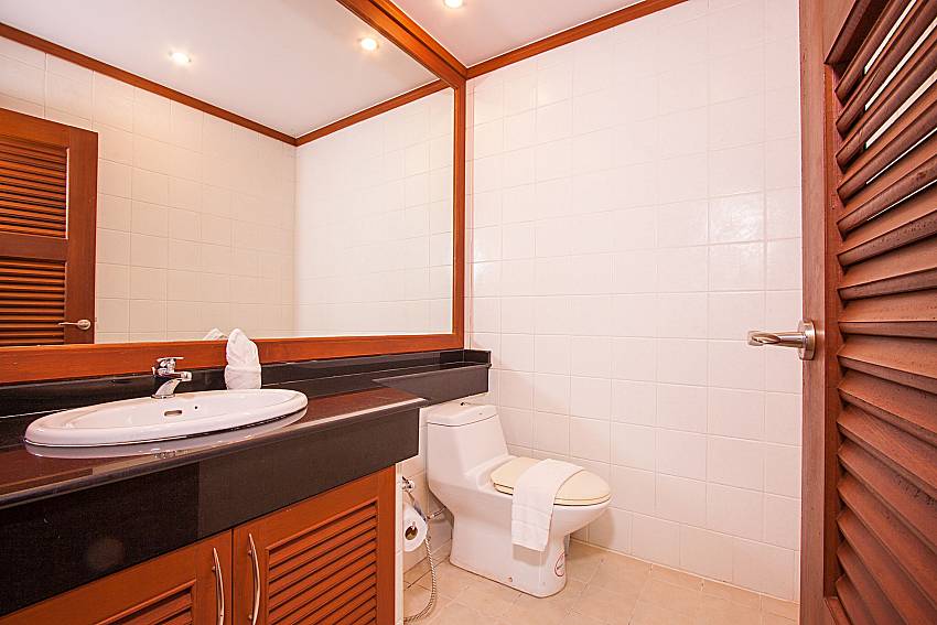 Toilet Ban Talay Khaw O11 in Koh Samui