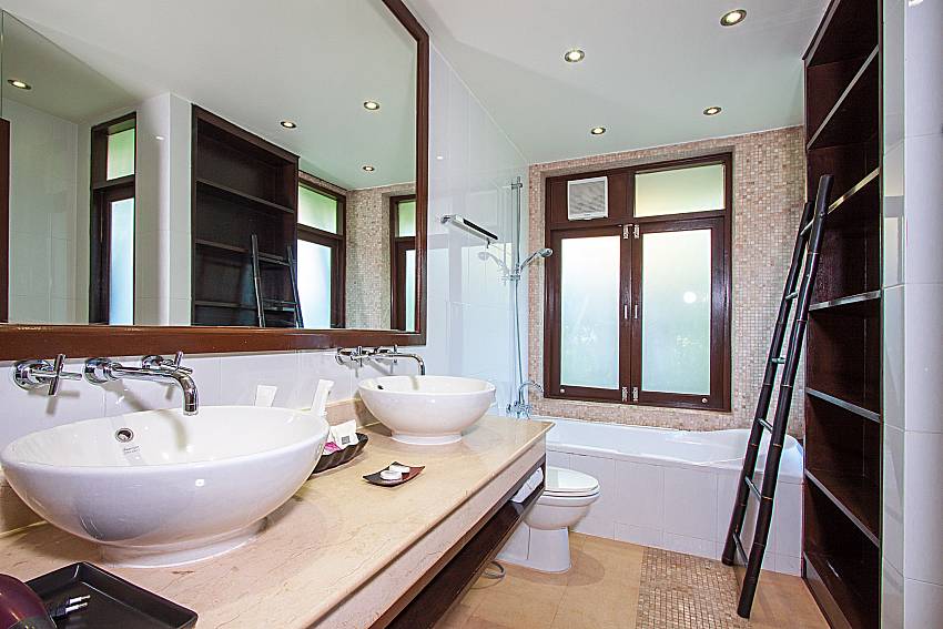 Bathroom with shower Blossom Dew Villa D in Koh Samui