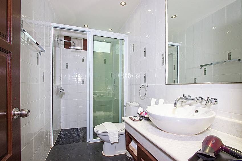 Bathroom with shower Blossom Dew Villa D in Koh Samui