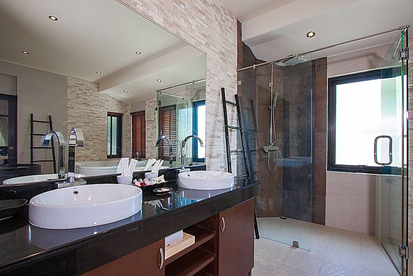 Bathroom with shower Blossom Dew Villa E in Samui 