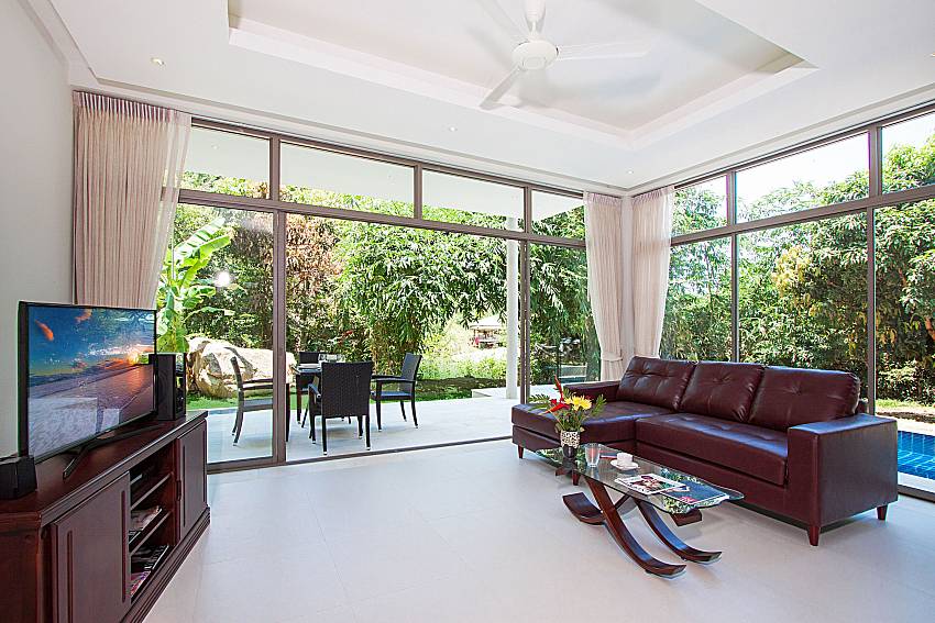 Living room with TV Triumph Villa in Samui