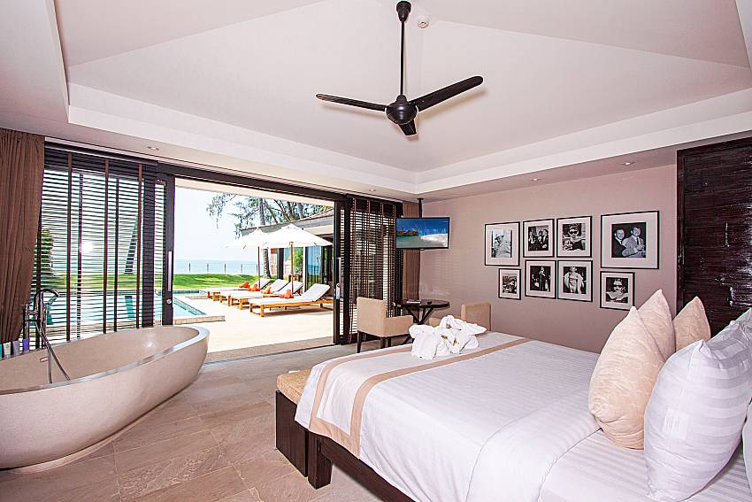 Bedroom with TV Nikki Beach Resort in Samui