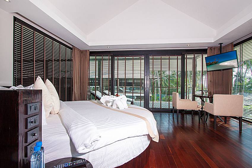 Bedroom with TV Nikki Beach Resort - Ocean View Penthouse Suite 1 in Samui