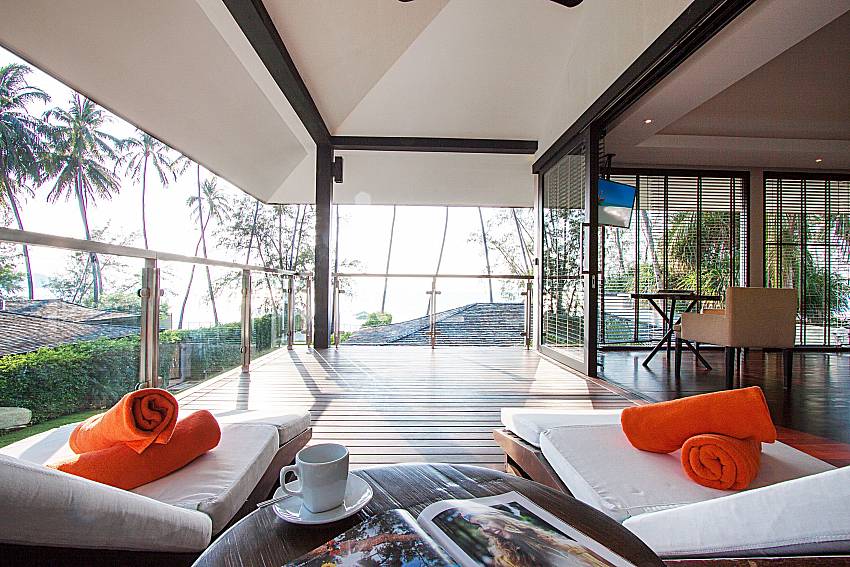 Balcony with sun bed Nikki Beach Resort - Ocean View Penthouse Suite 1 in Samui