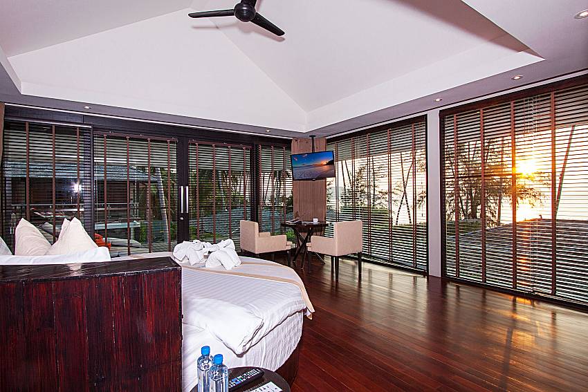 Bedroom with TV Nikki Beach Resort - Ocean View Penthouse Suite 1 in Samui