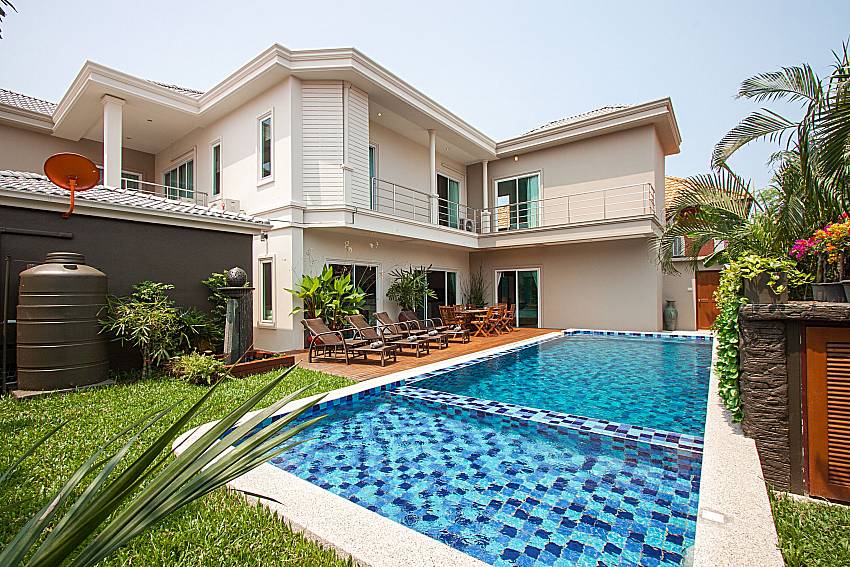 Swimming pool and property City Haven Villa in Central Pattaya