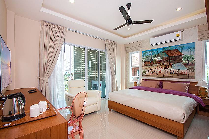 Bedroom with TV City Haven Villa in Central Pattaya