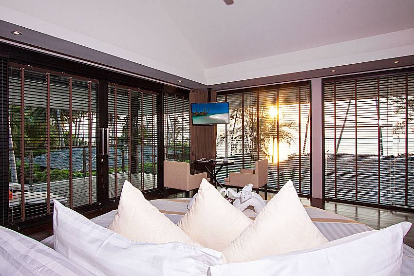 Bedroom with TV Nikki Beach Resort - Ocean View Penthouse Suite 2 in Samui