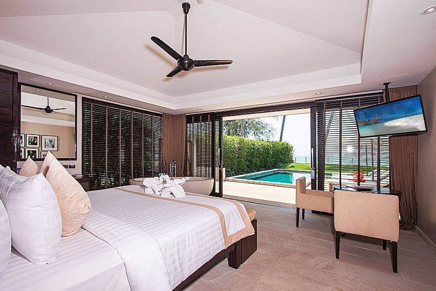 Bedroom with TV Nikki Beach Resort - Beach Front Star 2 in Samui