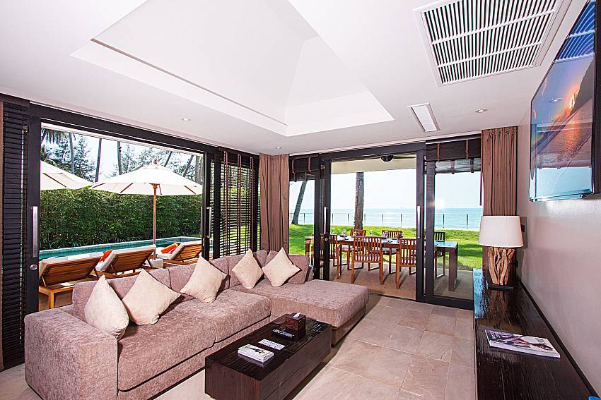 Living room with TV Nikki Beach Resort - Beach Front Star 2 in Samui