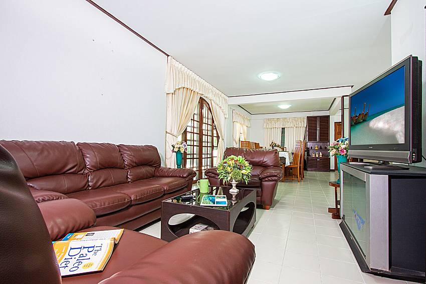 Living room with TV Villa Nobility Jomtien Beach in Pattaya