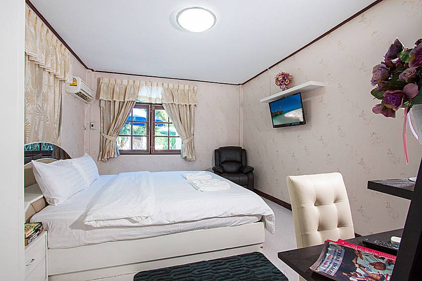 Bedroom with TV Villa Nobility Jomtien Beach in Pattaya