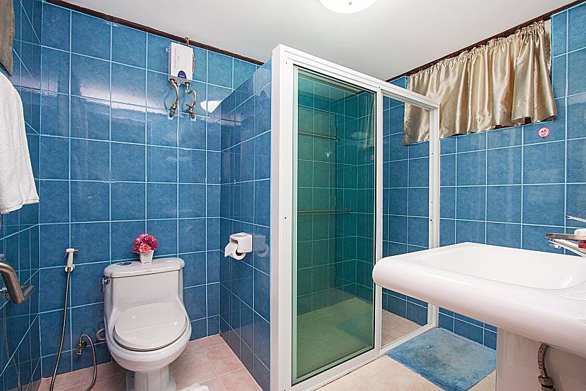 Bathroom with shower Villa Nobility Jomtien Beach in Pattaya