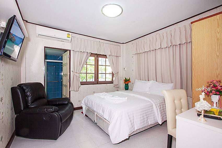 Bedroom with TV Villa Nobility Jomtien Beach in Pattaya
