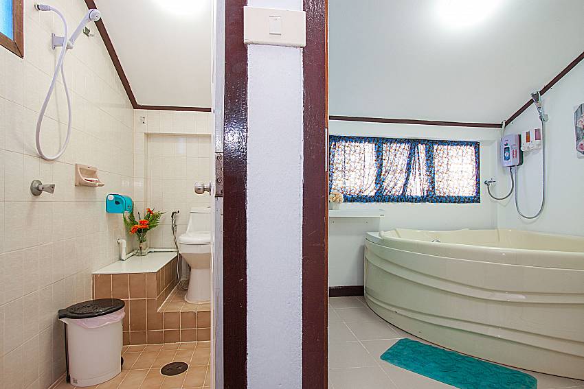 Bathroom with shower Villa Nobility Jomtien Beach in Pattaya