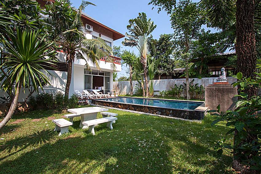 Garden near swimming pool Baan Mork Nakara B in East Pattaya