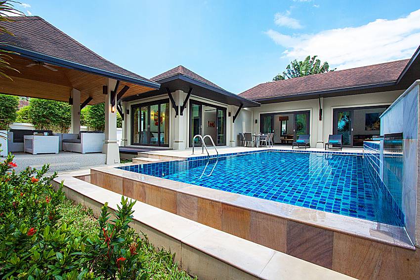 Swimming pool and property Villa Rachana in Phuket 