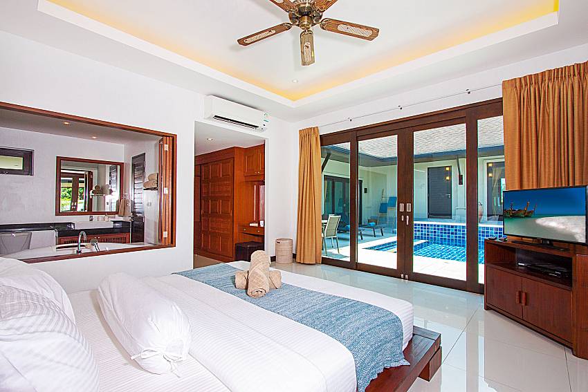 Bedroom with TV Villa Rachana in Phuket