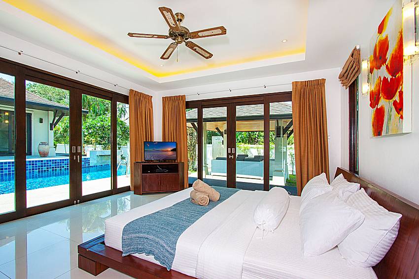Bedroom with TV Villa Rachana in Phuket