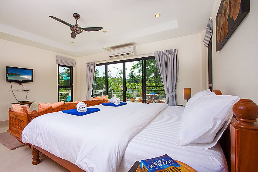 Bedroom with TV Villa Tallandia in Rawai Phuket