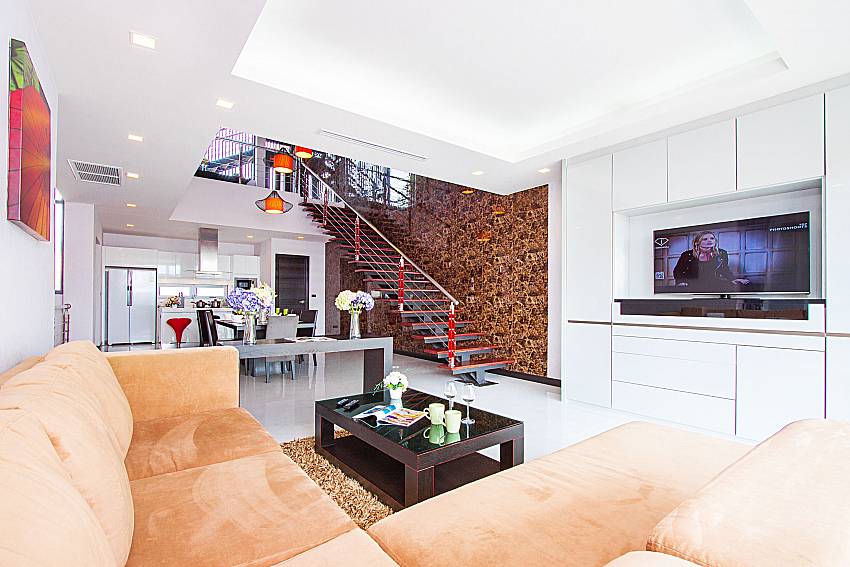Living room with TV Villa Yamuna in Phuket