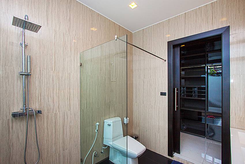 Bathroom with shower Villa Yamuna in Phuket