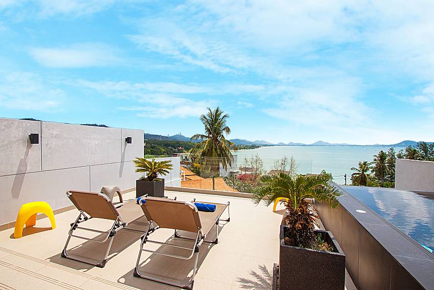 Balcony with sun bed Villa Yamuna in Phuket