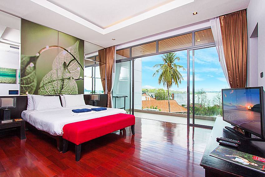 Bedroom with TV Villa Yamuna in Phuket