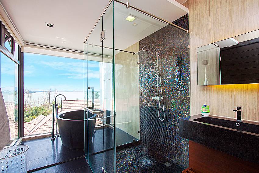 Bathroom with shower Villa Yamuna in Phuket