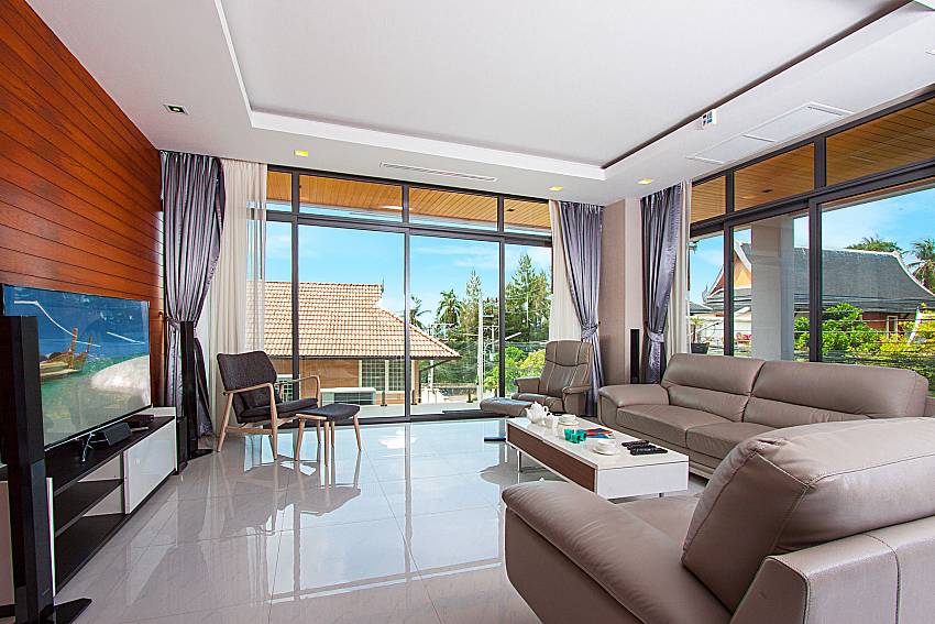 Living room with TV Villa Yamini in Rawai Phuket