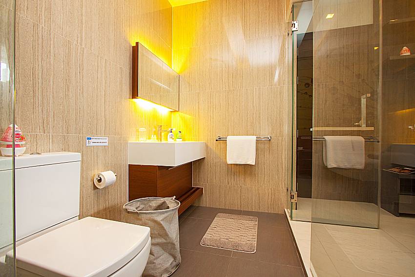 Bathroom with shower Villa Yamini in Rawai Phuket
