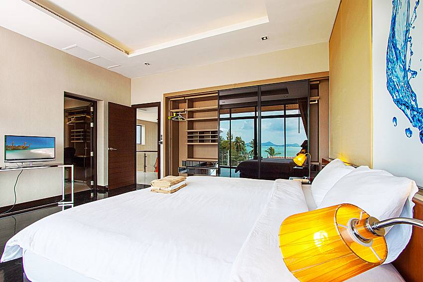 Bedroom with TV Villa Yamini in Rawai Phuket
