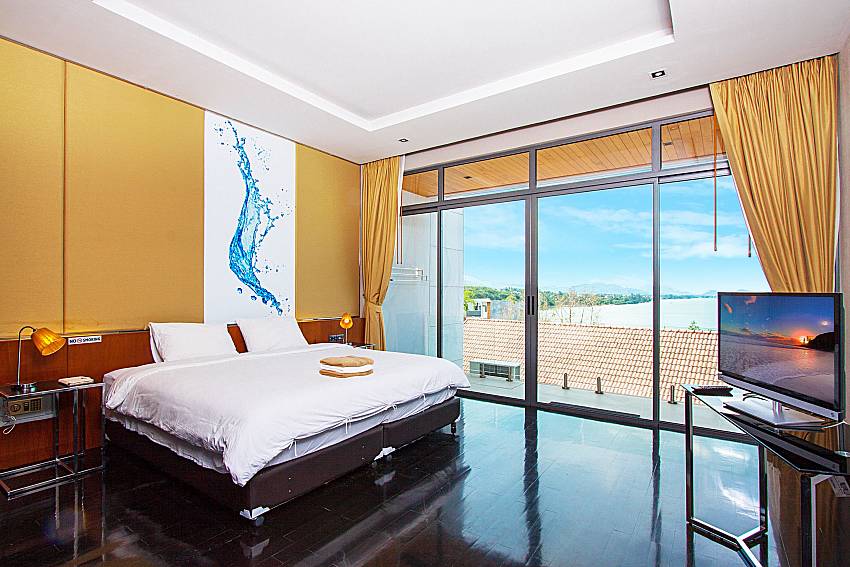 Bedroom with TV Villa Yamini in Rawai Phuket