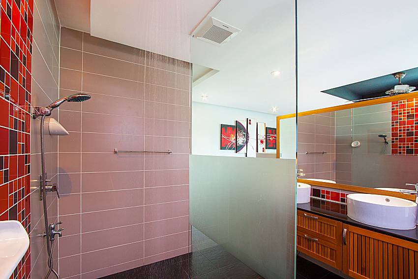 Bathroom with shower Villa Elina in Phuket