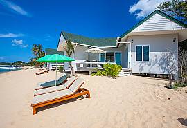Interstellar Beachfront Villa A - потрясающая вилла с 2-мя спальнями, на песке, у кромки воды.