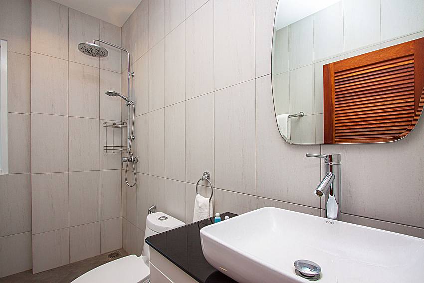 Bathroom with shower Interstellar Beachfront Villa A in Samui