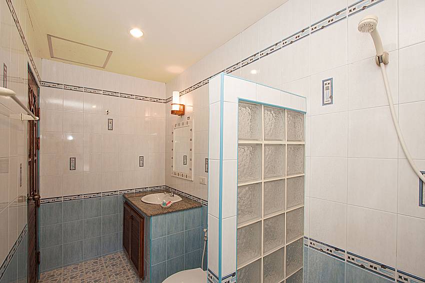 Bathroom with shower Wan Hyud Villa No.201 at Chaweng in Samui