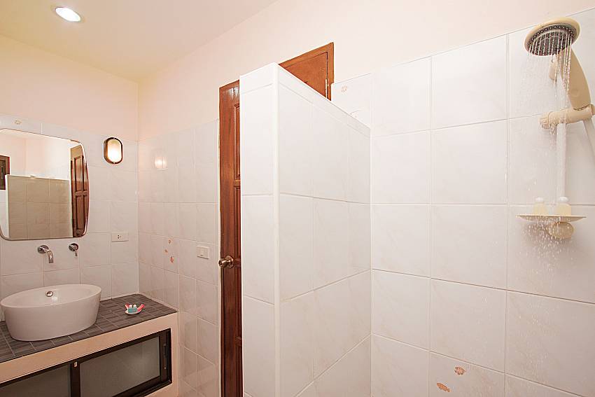 Bathroom with shower Wan Hyud Villa No.103 at Chaweng in Samui