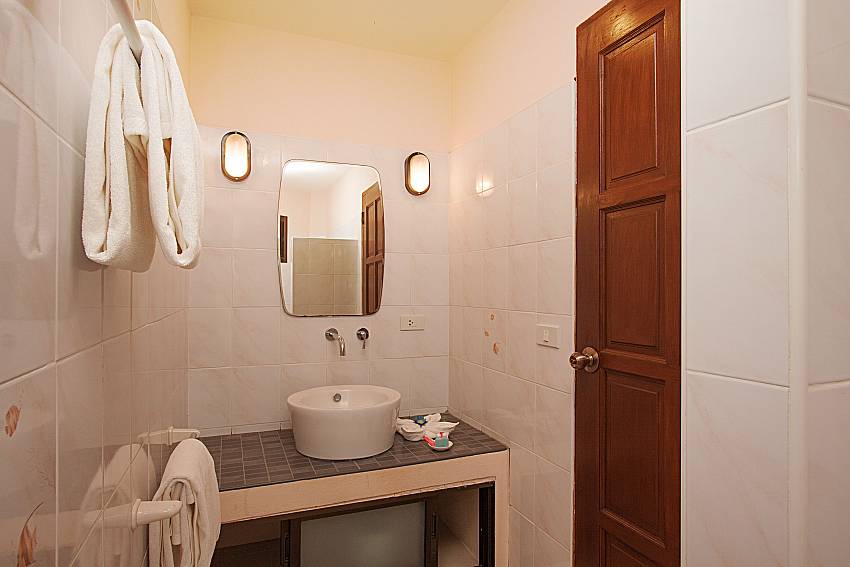 Bathroom Wan Hyud Villa No.102 at Chaweng in Samui 