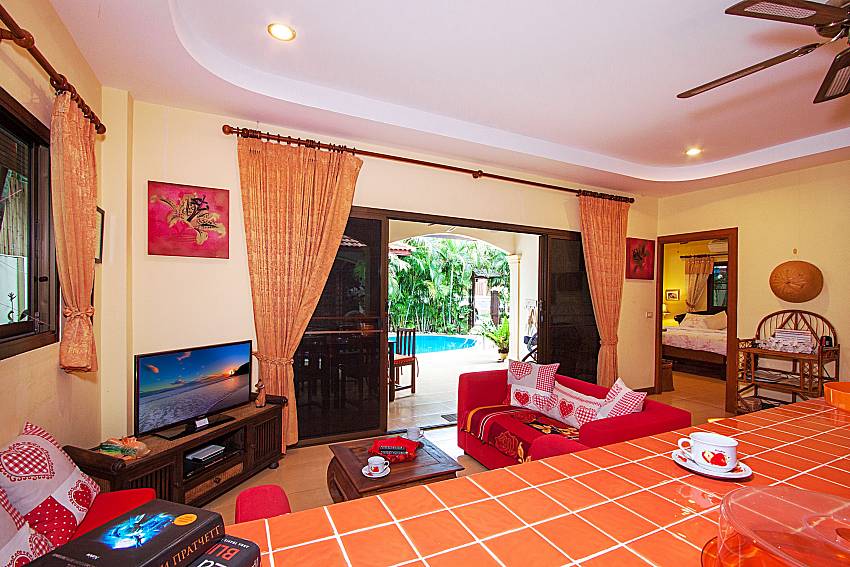 Living room with TV Villa Kaipo in Phuket