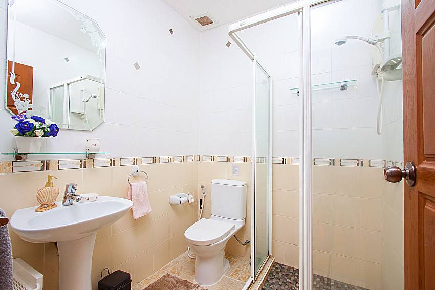 Bathroom with shower Villa Kaipo in Phuket
