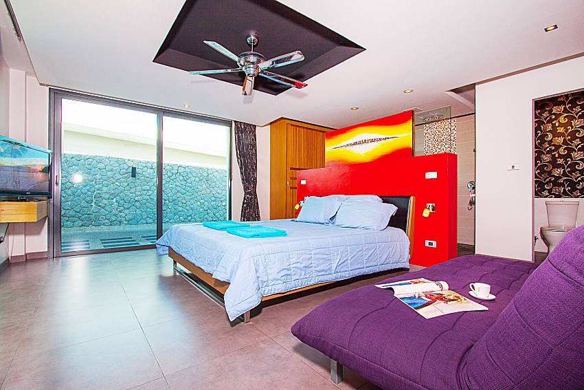 Bedroom with TV Villa Fullan in Phuket