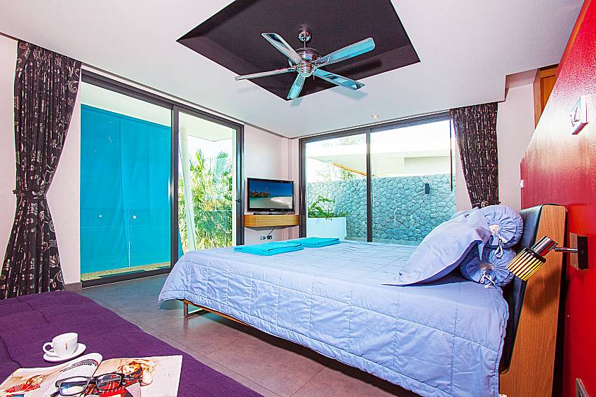 Bedroom with TV Villa Fullan in Phuket