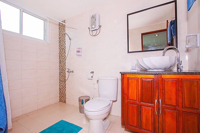 Bathroom with shower Villa Niyati in Phuket