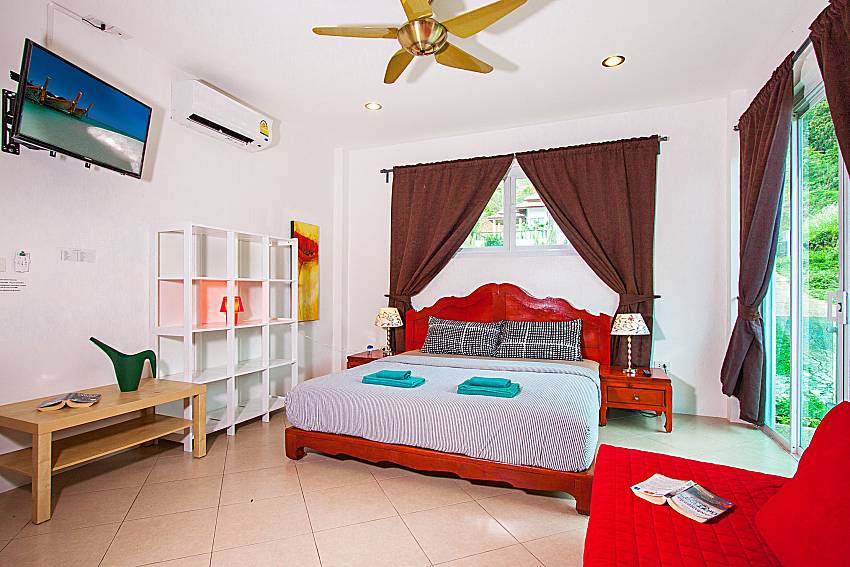 Bedroom with TV Villa Niyati in Phuket