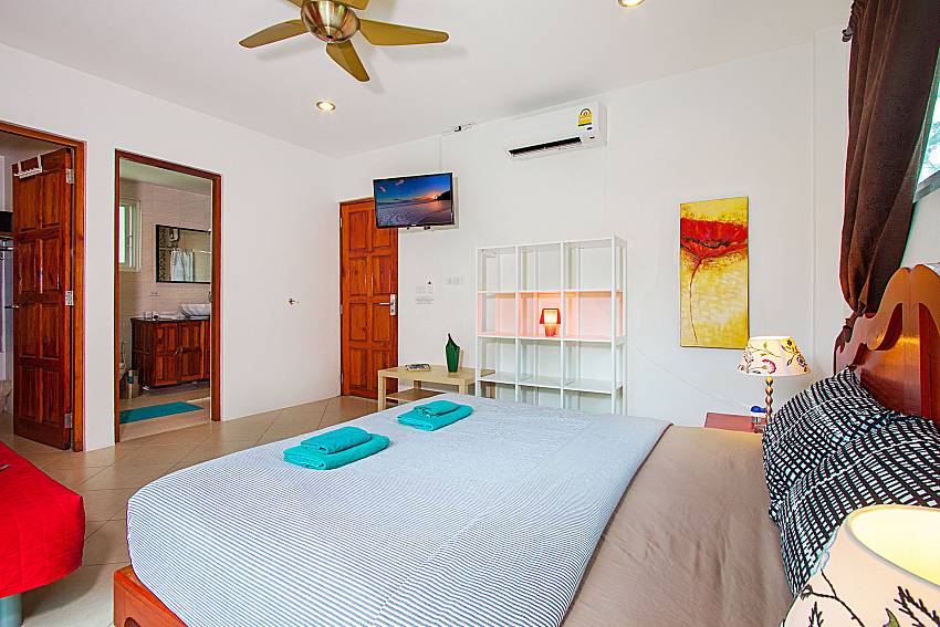 Bedroom with TV Villa Niyati in Phuket