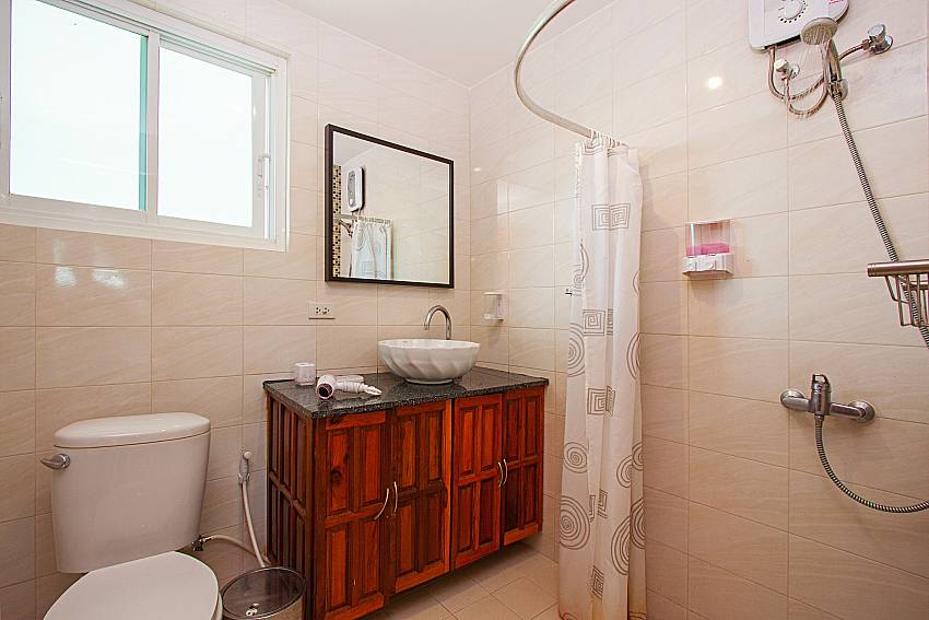 Bathroom with shower Villa Niyati in Phuket