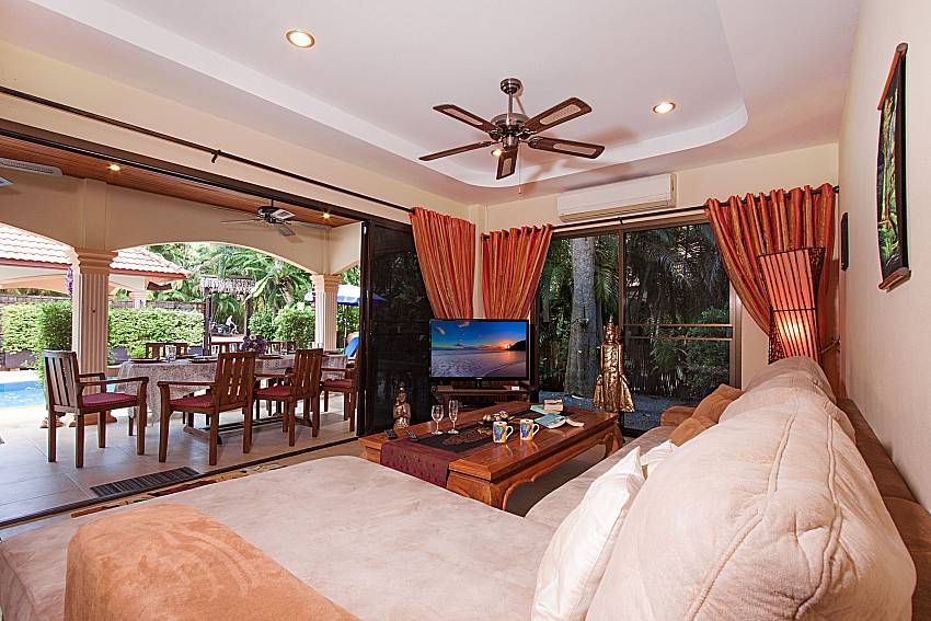 Living room with TV Villa Oditi in Phuket