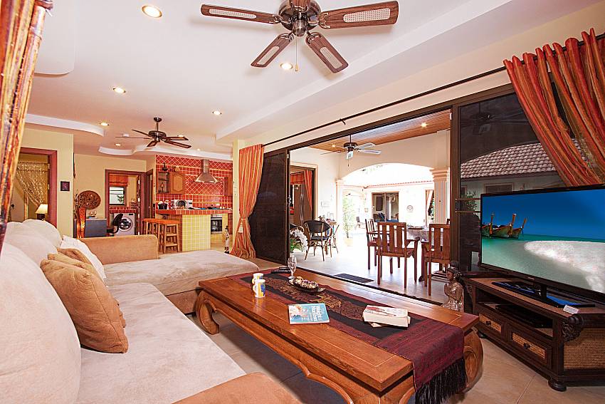 Living room with TV Villa Oditi in Phuket